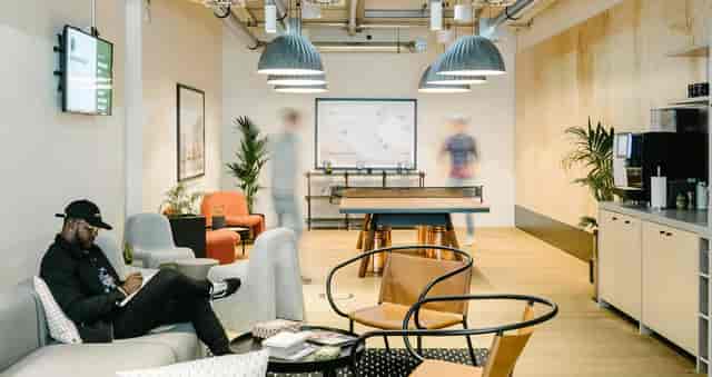 Junghof k1 BusinessClub breakout space with collaborative lounge area for networking and coworking.