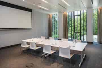 Boardroom in Meliá Frankfurt City with natural light, perfect for executive meetings and seminars.