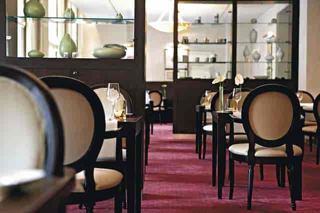 Metropolitan Hotel breakout room with medallion chairs for professional networking and meetings.