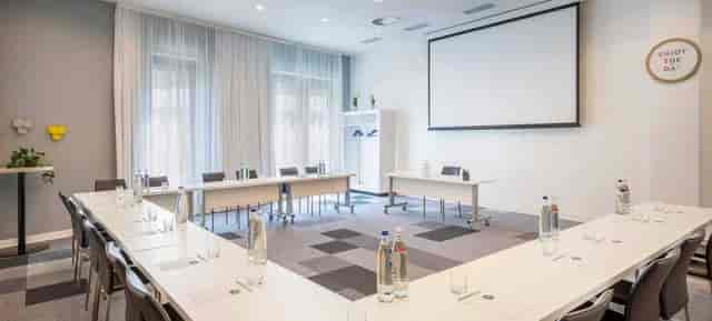 U-shape meeting room in INNSiDE Frankfurt Ostend for interactive workshops and board meetings.