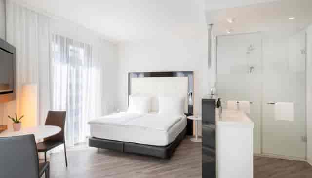 Modern executive hotel room at INNSiDE Frankfurt Ostend with workspace for business travel.