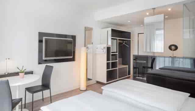 Modern dual-occupancy hotel room at INNSiDE Frankfurt Ostend for short-stay business travel.