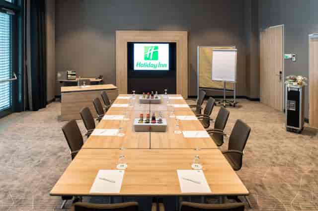 Boardroom-style meeting room at Holiday Inn Frankfurt Alte Oper for professional business events.