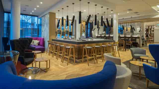 Euro+Dollar hotel lobby bar for business networking and corporate events at Holiday Inn Frankfurt.