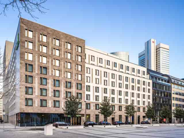 Holiday Inn Frankfurt suite, modern corporate hotel for large-scale business conferences.