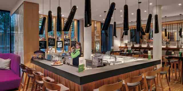 Modern hotel bar at Holiday Inn Frankfurt, ideal for corporate networking and business receptions.