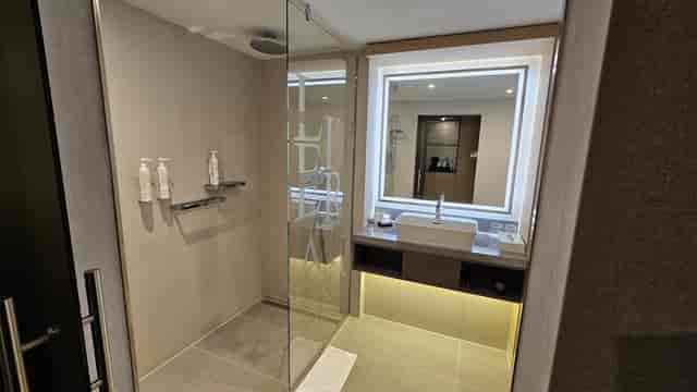 Modern bathroom with walk-in shower at Frankfurt Airport Marriott for corporate event room blocks.
