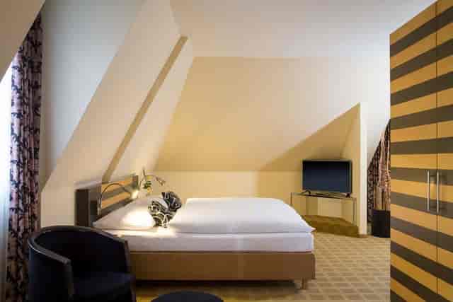 Standard guest room at Lindner Hotel Frankfurt Höchst for business travel and event lodging.