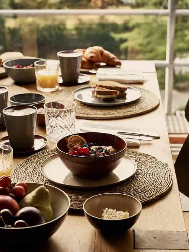 Rustic-chic breakfast setup at Bold Campus, ideal for executive retreats and boardroom meetings.