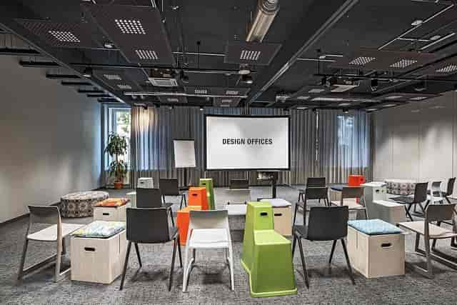 Modern breakout room in Frankfurt Westendcarree with creative seating for dynamic team meetings.