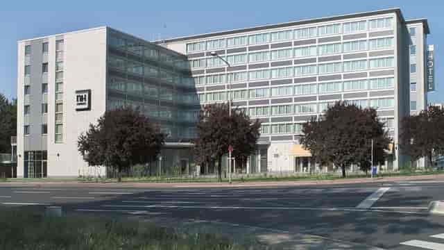 Meeting Room 6 at NH Frankfurt Niederrad: Functional space for large-scale residential conferences.