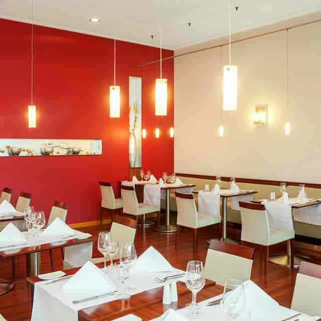 Modern corporate luncheon setup with modular tables at NH Frankfurt Niederrad for networking events.