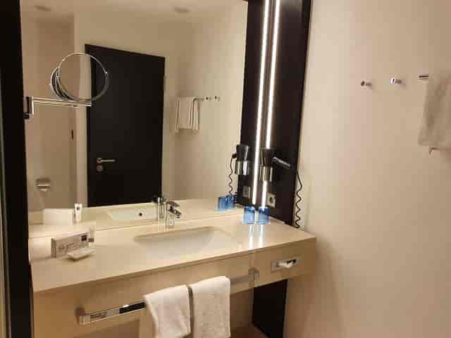 Modern hotel bathroom in Koenigstein, Dorint Frankfurt/Oberursel for corporate business travel.