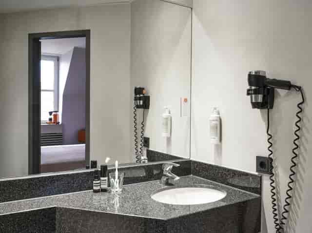 Flemings Hotel Frankfurt bathroom, functional interior for business travel and corporate events.