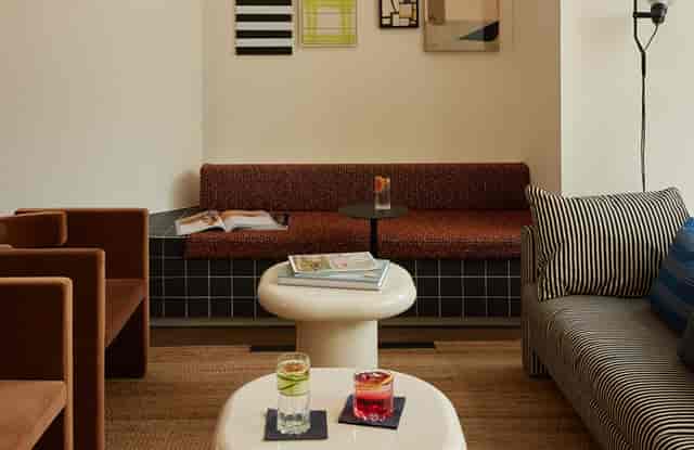 Lounge-style breakout space at Morgan & Mees Rotterdam for high-end networking and corporate events.