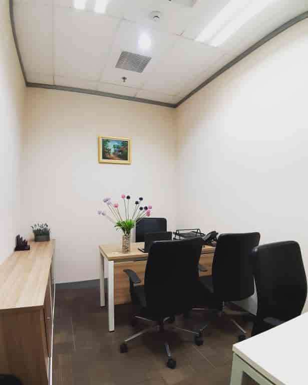 Small breakout room at Amethyst Executive Suites for professional meetings and team collaboration.