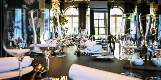 Sophisticated banquet setting at le PANTHER with elegant glassware, ideal for corporate events.