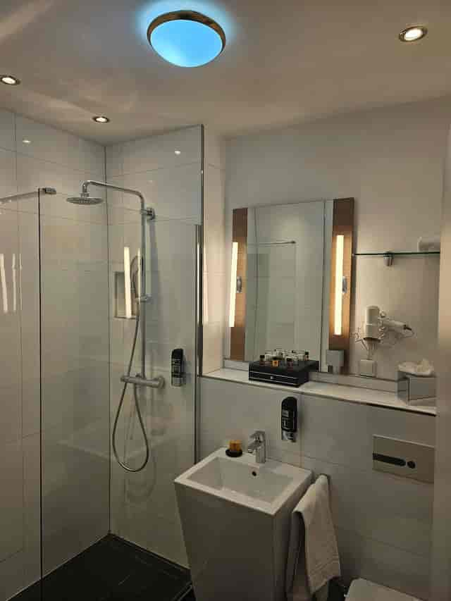 Modern hotel bathroom with clean, functional design for corporate events and site inspections.