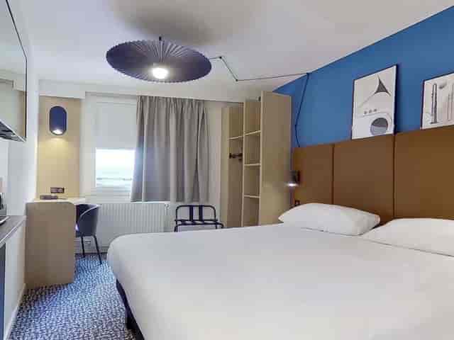 Modern hotel conference room for business meetings and corporate events.
