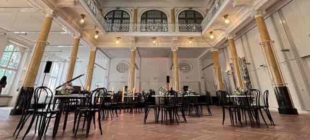 Historic NEUE KAISER venue with architectural columns, ideal for gala or networking events.
