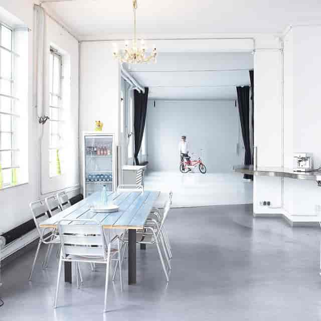 Industrial-chic meeting room for creative workshops and boutique events in Frankfurt.