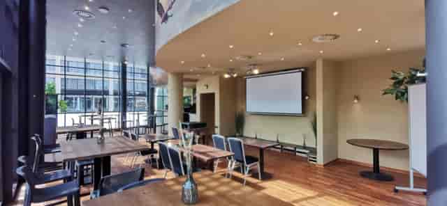 Flexible workshop space in JUWEL AM MAIN with modern AV for collaborative meetings.