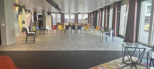 Hollow-square meeting room at re:mynd for collaborative corporate workshops and business events.