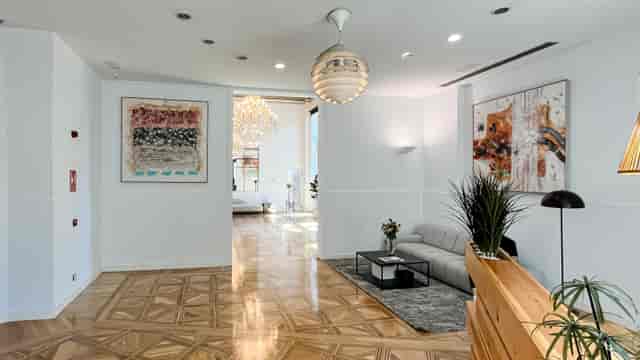 Modern Gran Vía Venue lobby with elegant design, ideal for corporate events and meetings.