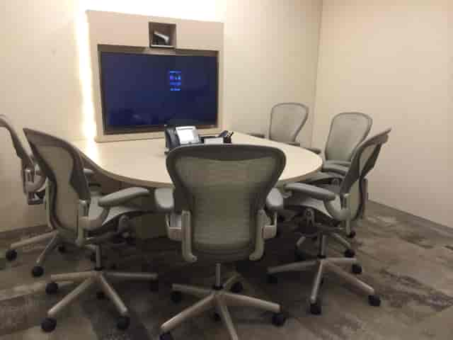 Tech-enabled 42B huddle room for small-group collaboration and corporate meetings.