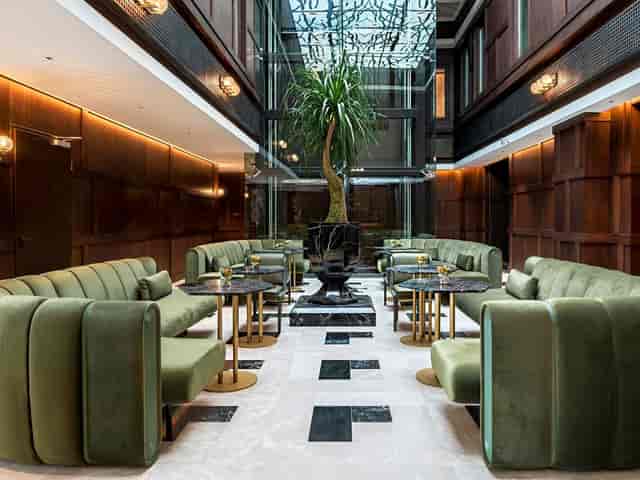Kubbe Meeting Room with modular lounge seating for upscale networking and corporate events.