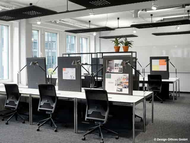Modern coworking breakout room with professional layout for meetings and corporate events.