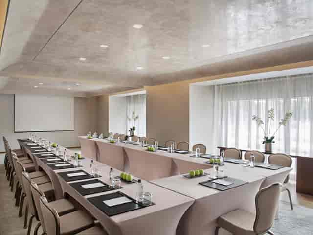 U-shaped 4 Levent boardroom setup for professional collaborative meetings and corporate events.