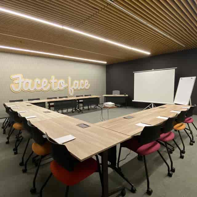 U-shape boardroom in 4 Levent with branded wall for workshops and corporate meetings.