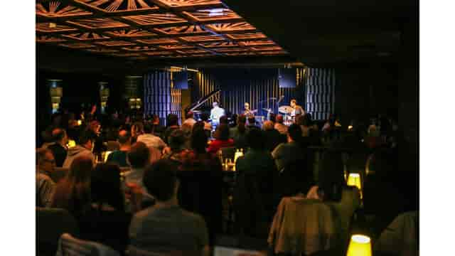 Touché Zorlu PSM intimate venue stage lighting for corporate events and evening entertainment.
