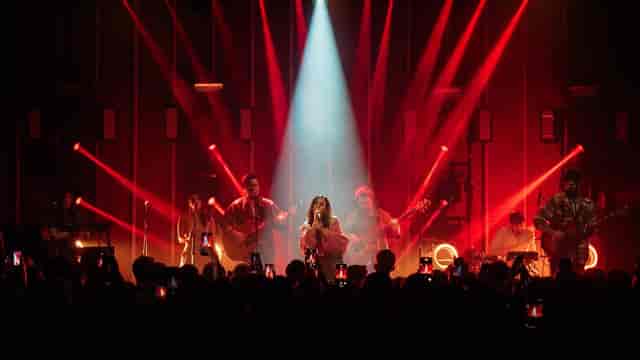 Live band performance at Zorlu PSM 100% Studio: dynamic stage lighting for corporate events.