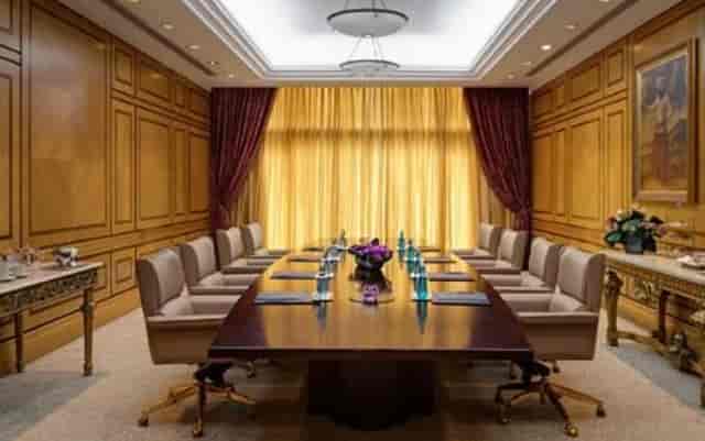 Executive boardroom with mahogany table at Çırağan Palace for luxury business meetings.