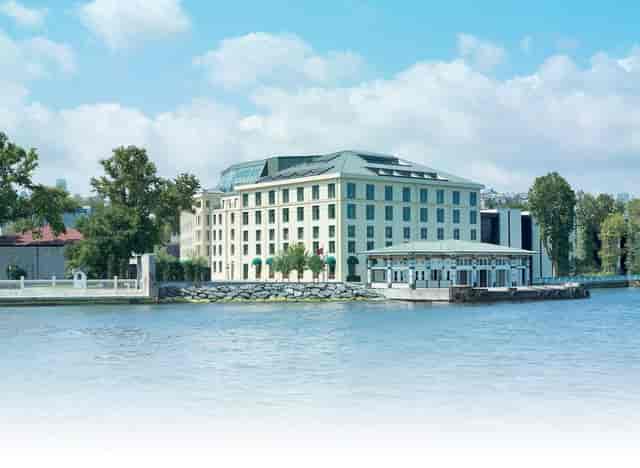 Dolmabahçe waterfront pavilion at Shangri-La Bosphorus for corporate events and luxury galas.