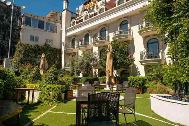 Boutique garden meeting room for intimate outdoor networking and reception events.