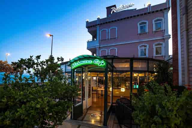 Marmara Cafe at Radisson Istanbul: Glass-enclosed venue for networking and welcome receptions.