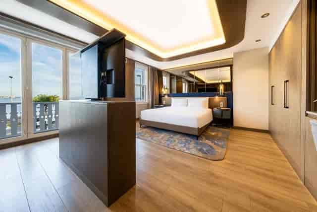 Kosk Meeting Room at Radisson Istanbul with harbor views for executive corporate events.