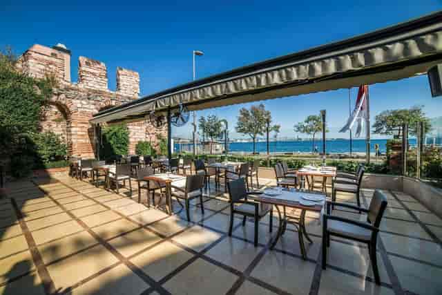 Kosk Meeting Room with retractable awning for corporate lunch and networking event at Radisson.