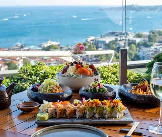 R22 Conrad Istanbul Bosphorus: Upscale dining room for executive corporate events and VIP dinners.