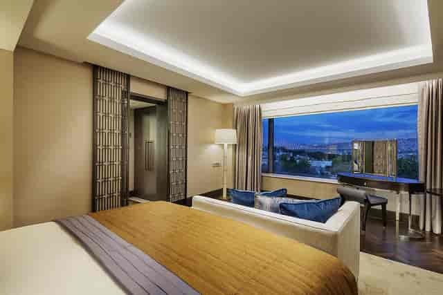 M38 executive suite at Conrad Istanbul Bosphorus: VIP speaker prep room for corporate events.