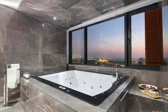 Luxury hotel suite for VIP speakers at Hilton Istanbul Maslak, ideal for corporate event lodging.