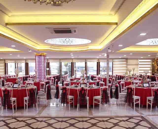 Teras Labella Sünnet Salonu banquet hall with red gala decor for event venue hire.