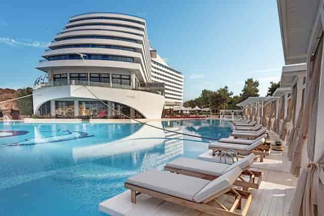 Akdeniz at Titanic Hotels: Luxury pool deck for corporate events and brand activations.