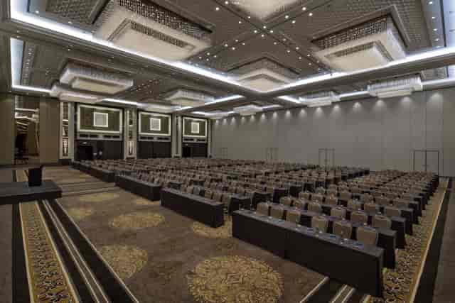 Ballroom classroom setup at Hilton Kongre for corporate training and conference events.