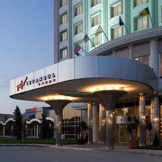 Zeus hotel entrance at WOW İstanbul, featuring five-star architecture for corporate conferences.