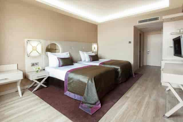 Safir Hall twin guest room at WOW İstanbul Hotel, ideal for corporate conferences and group travel.