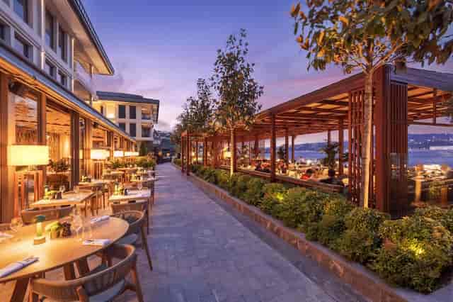 Mandarin Bosphorus Suite: luxury waterfront venue for evening receptions and networking events.